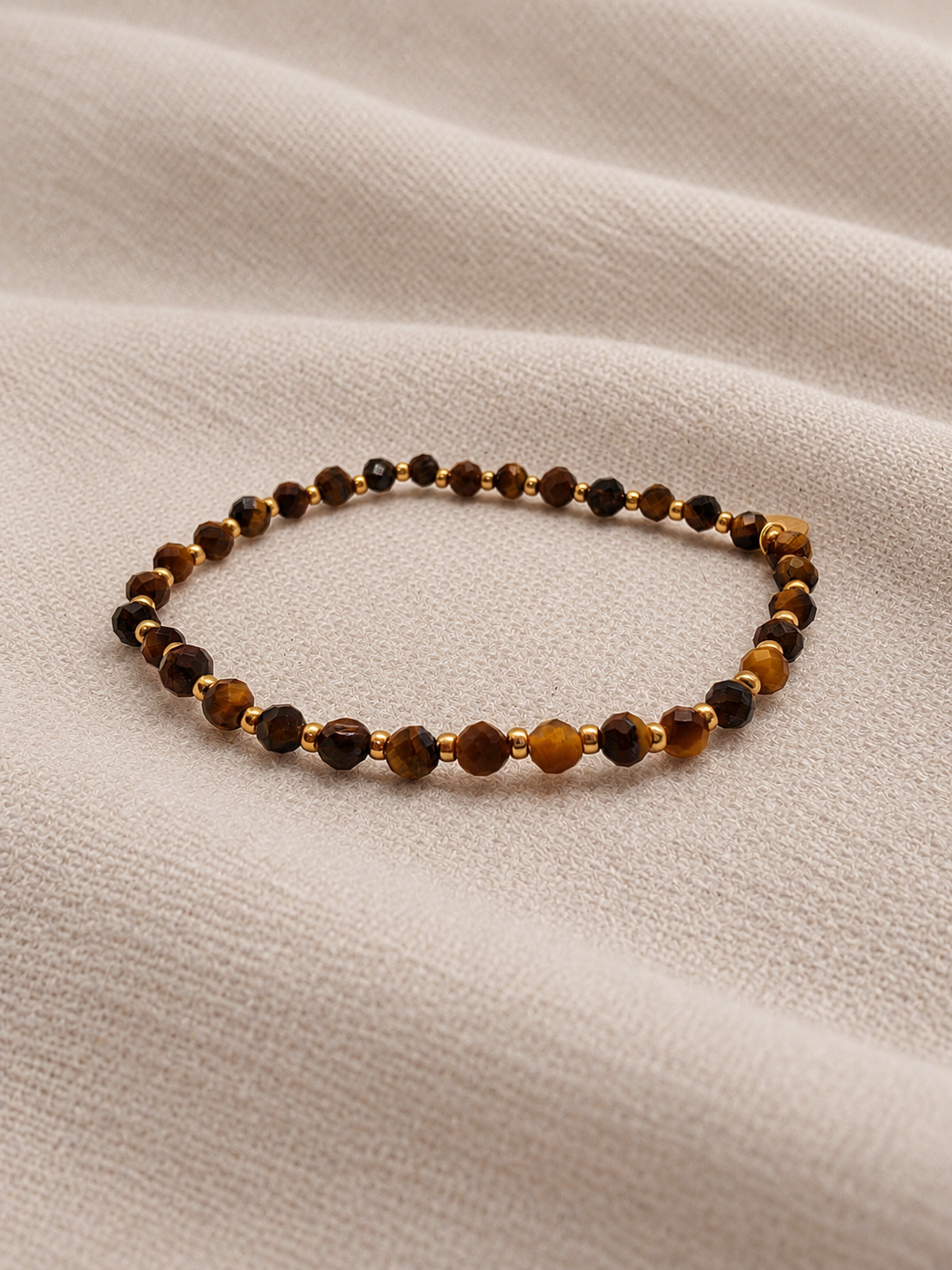 SEKINO Radiance Armband mit facettierten Tigerauge Steinen und goldfarbenen Details