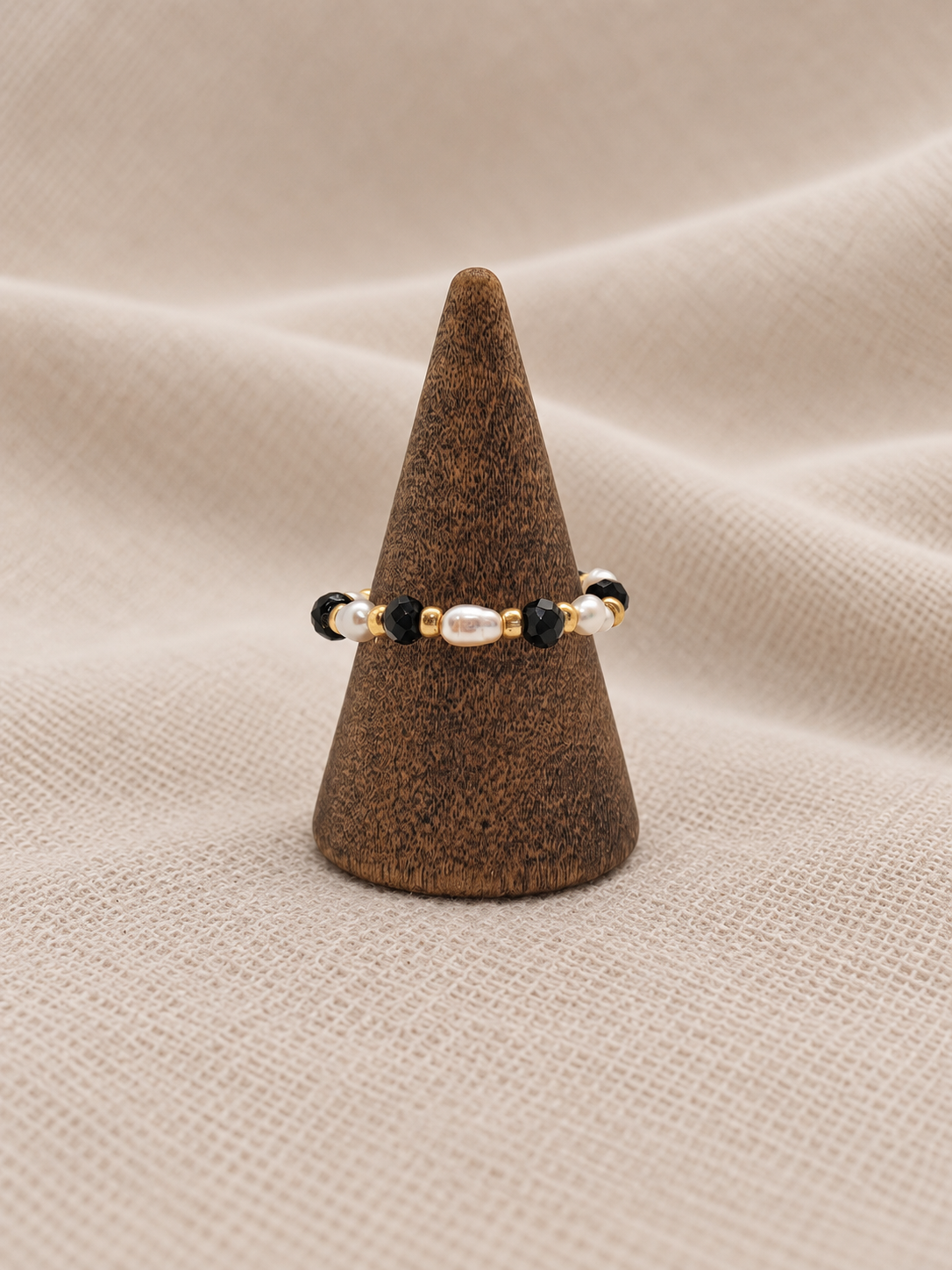 SEKINO Nomi Ring mit schwarzen facettierten Glasperlen, Süsswasserperlen und goldfarbenen Edelstahlperlen