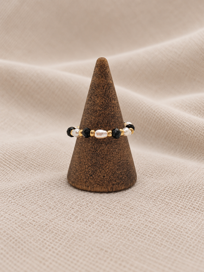 SEKINO Nomi Ring mit schwarzen facettierten Glasperlen, Süsswasserperlen und goldfarbenen Edelstahlperlen
