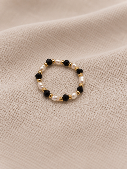 SEKINO Nomi Ring mit schwarzen facettierten Glasperlen, Süsswasserperlen und goldfarbenen Edelstahlperlen - Detailansicht