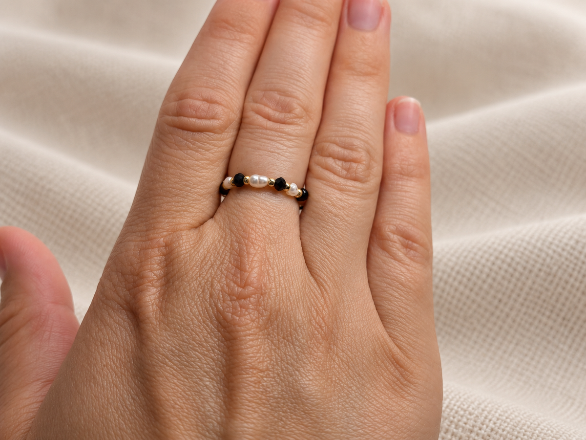 SEKINO Nomi Ring mit schwarzen Glasperlen und Süsswasserperlen getragen an der Hand