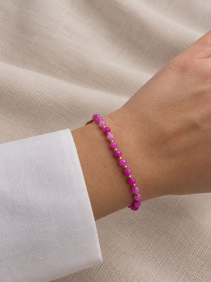 SEKINO Radiance Armband in Fuchsia Quartz am Handgelenk getragen