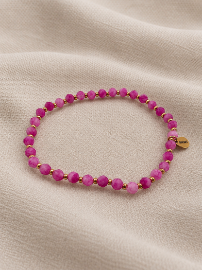 SEKINO Radiance Armband mit facettierten Fuchsia Quartz Steinen und goldfarbenen Details