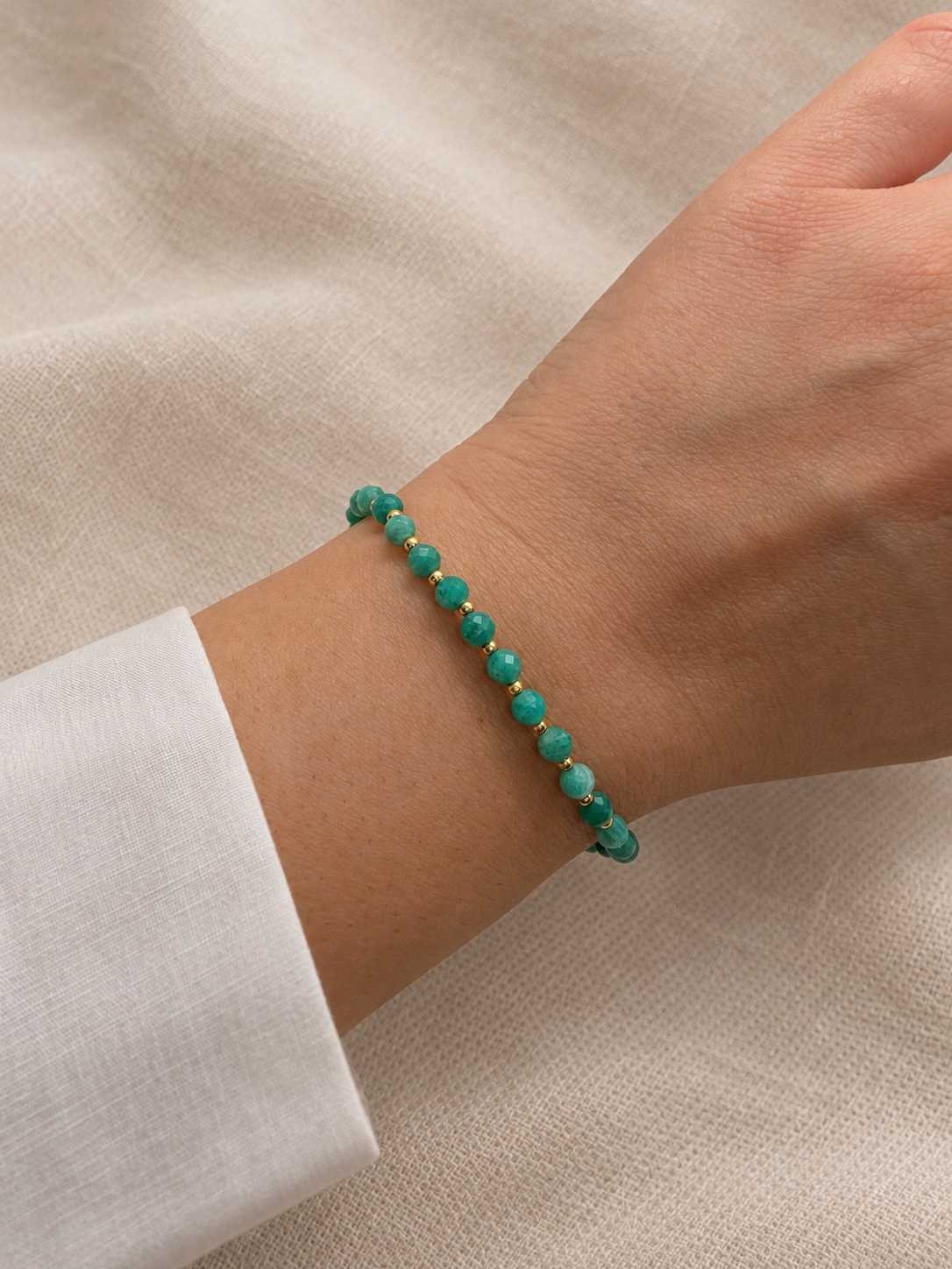 Getragenes Radiance Armband von SEKINO in Türkis mit facettierten Natursteinperlen und goldfarbenen Details am Handgelenk