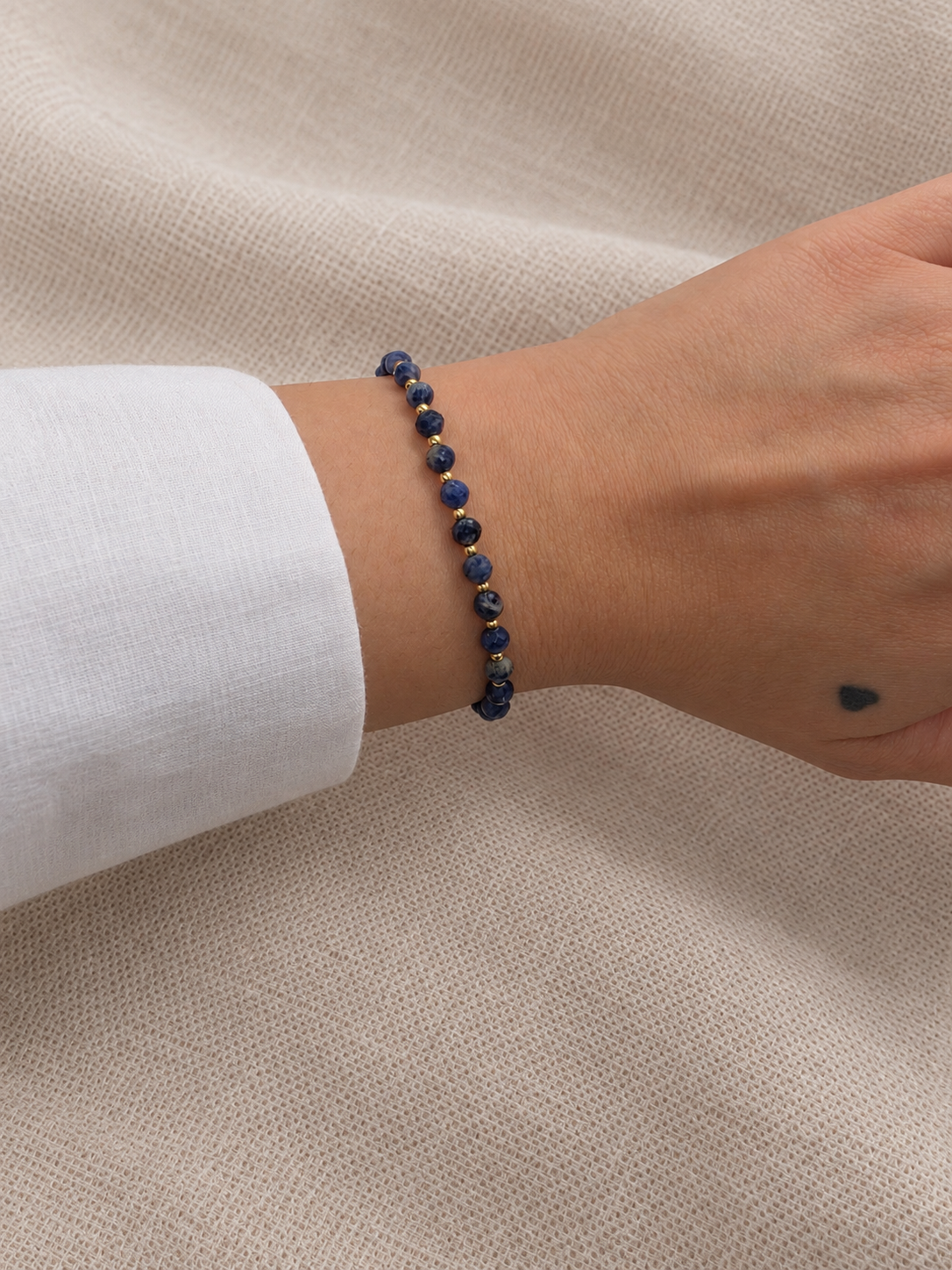 SEKINO Radiance Armband in Sodalith Blau am Handgelenk getragen