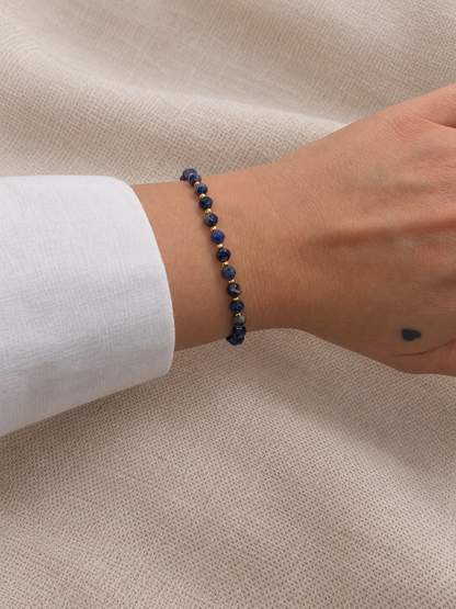SEKINO Radiance Armband in Sodalith Blau am Handgelenk getragen