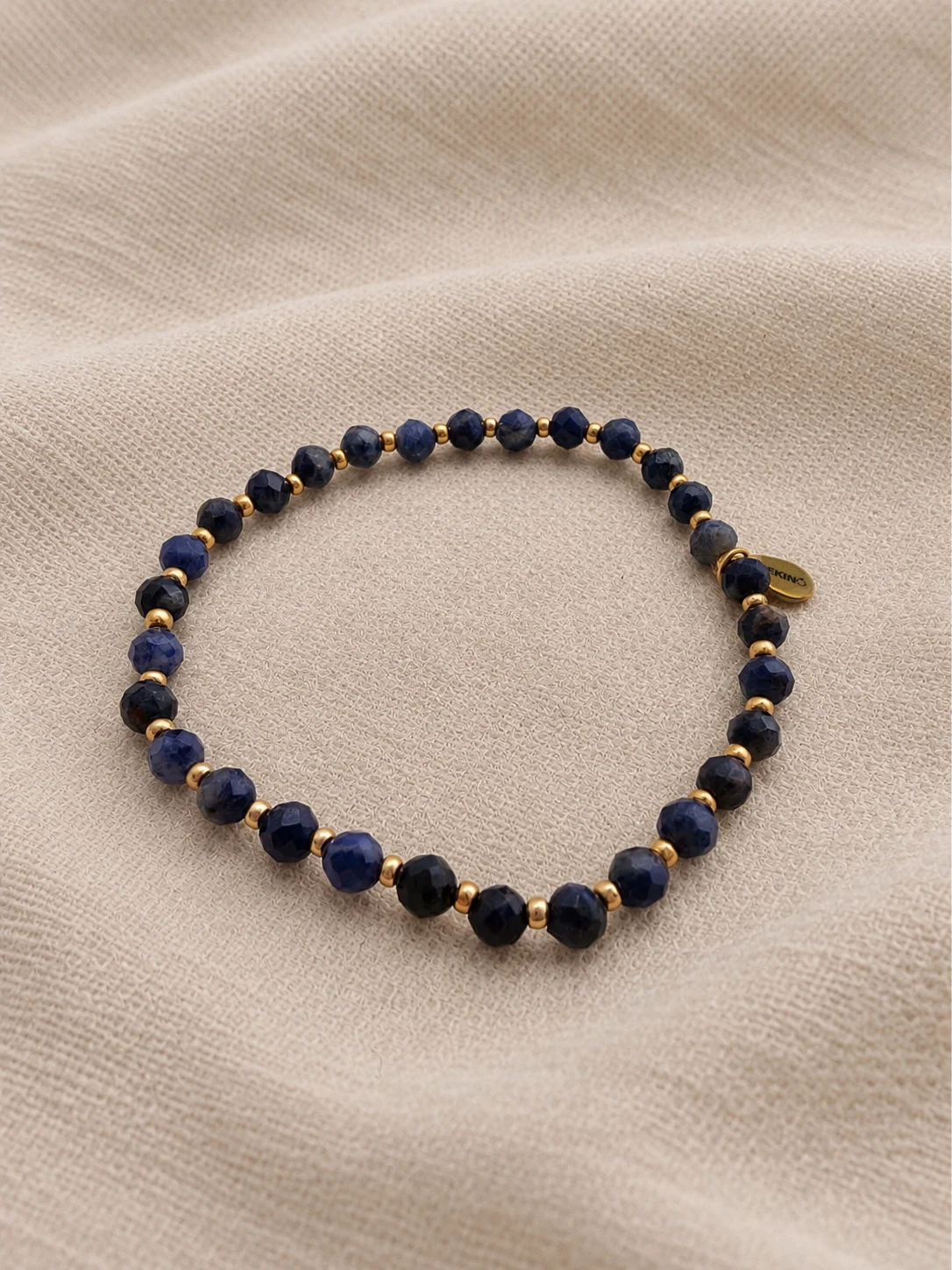SEKINO Radiance Armband mit facettierten Sodalith Steinen und goldfarbenen Details