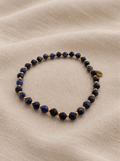SEKINO Radiance Armband mit facettierten Sodalith Steinen und goldfarbenen Details