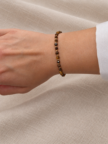 SEKINO Radiance Armband in Tigerauge Braun am Handgelenk getragen